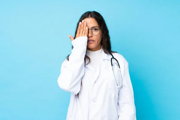 Zole Edilmiş Mavi Arka Planı Olan Genç Bir Doktor Kadın — Stok fotoğraf