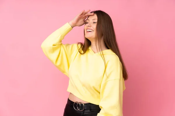 Adolescente Caucasiana Menina Isolada Fundo Rosa Sorrindo Muito — Fotografia de Stock