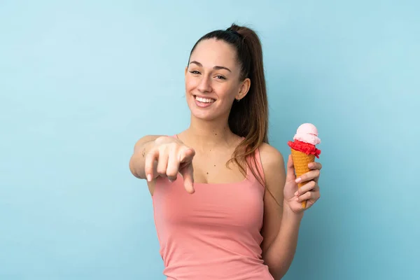 Una Joven Morenita Con Helado Corneta Sobre Fondo Azul Aislado — Foto de Stock