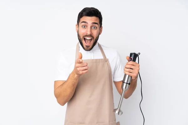 Mann Mit Stabmixer Isoliert Auf Weißem Hintergrund Zeigt Mit Dem — Stockfoto