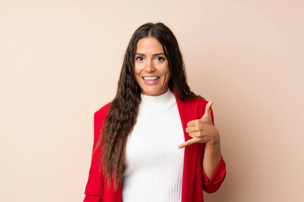 Jonge Vrouw Geïsoleerde Achtergrond Maken Telefoon Gebaar — Stockfoto