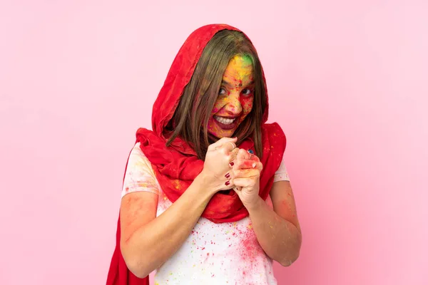 Junge Inderin Mit Buntem Holi Puder Gesicht Vereinzelt Auf Rosa — Stockfoto