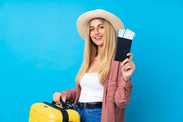 Jonge Uruguayaanse Vrouw Geïsoleerde Blauwe Achtergrond Vakantie Met Koffer Paspoort — Stockfoto