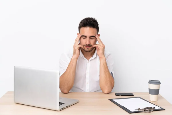 Jeune Homme Affaires Avec Téléphone Portable Dans Lieu Travail Malheureux — Photo