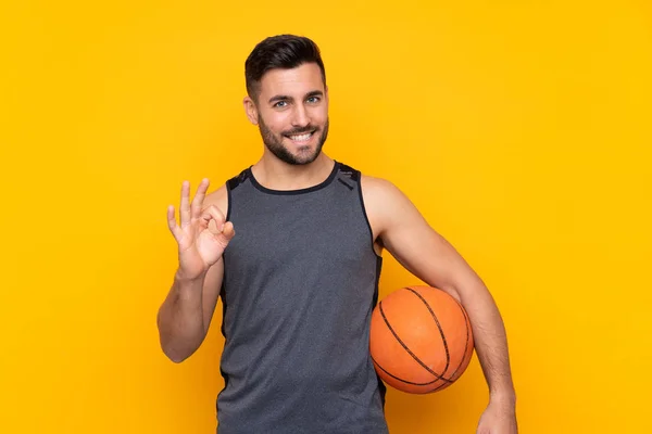 Man Isolated Yellow Background Playing Basketball Making Sign — Stock Photo, Image