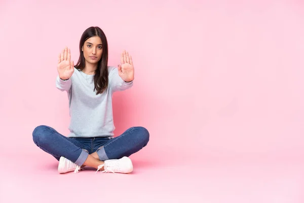 Jonge Kaukasische Vrouw Geïsoleerd Roze Achtergrond Maken Stop Gebaar Teleurgesteld — Stockfoto