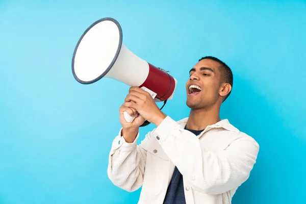 Jovem Afro Americano Sobre Fundo Azul Isolado Gritando Através Megafone — Fotografia de Stock