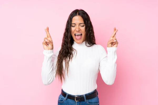 Junge Frau Vor Isoliertem Rosa Hintergrund Mit Daumendrücken — Stockfoto