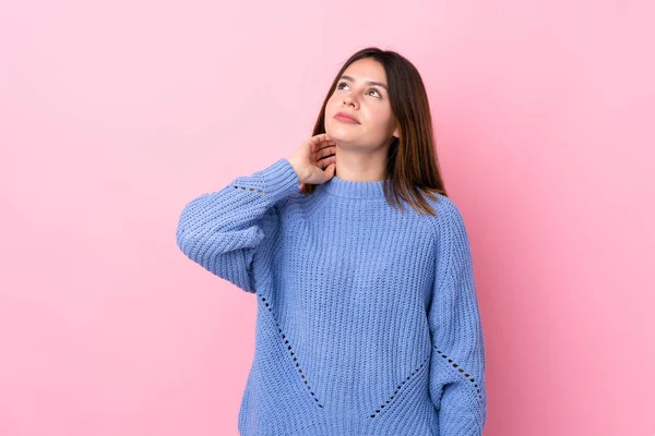 Mujer Joven Con Suéter Azul Sobre Fondo Rosa Aislado Pensando — Foto de Stock