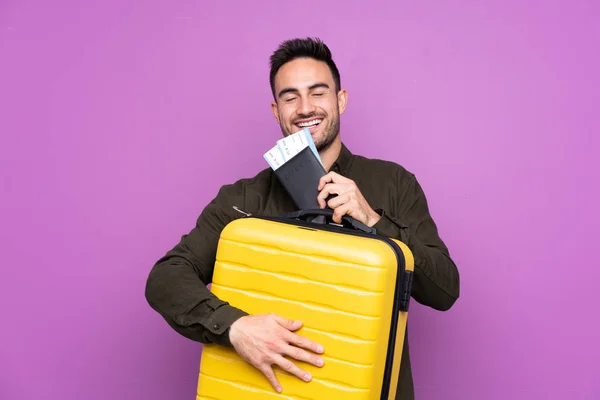 Jovem Homem Bonito Sobre Fundo Roxo Isolado Férias Com Mala — Fotografia de Stock