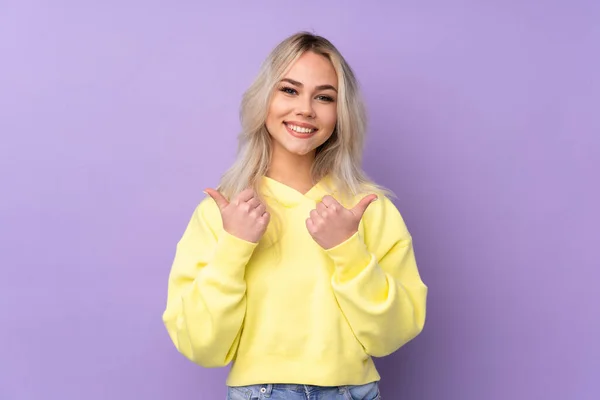 Menina Adolescente Vestindo Uma Camisola Amarela Sobre Fundo Roxo Isolado — Fotografia de Stock