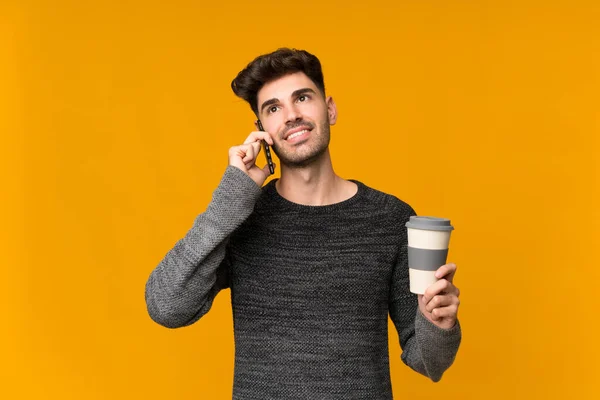 Jongeman Geïsoleerde Achtergrond Houden Koffie Mee Nemen Een Mobiele — Stockfoto