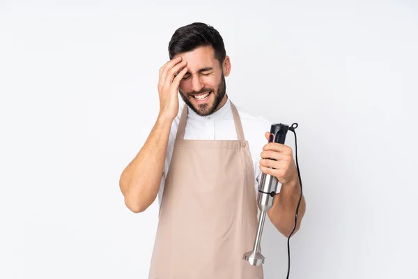 Man Met Behulp Van Hand Blender Geïsoleerd Witte Achtergrond Lachen — Stockfoto