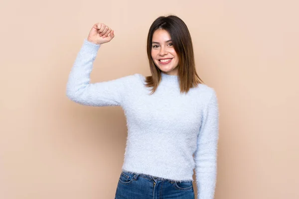 Jonge Vrouw Geïsoleerde Achtergrond Doen Sterke Gebaar — Stockfoto