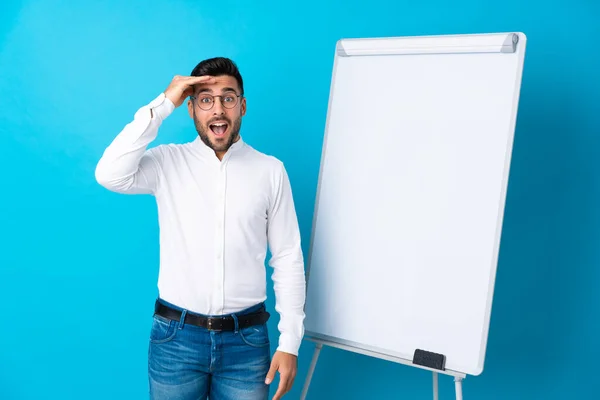 Geschäftsmann Der Eine Präsentation Auf Whiteboard Hält Hält Eine Präsentation — Stockfoto