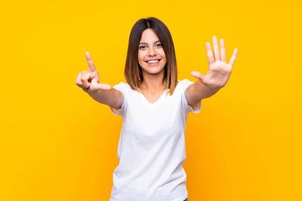 Jonge Vrouw Geïsoleerde Gele Achtergrond Tellen Zeven Met Vingers — Stockfoto