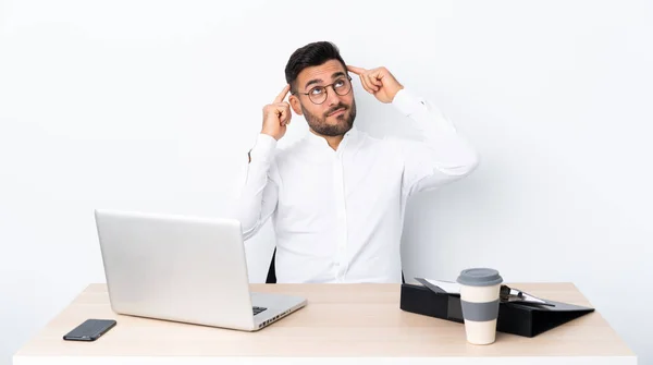 Joven Hombre Negocios Lugar Trabajo Con Dudas Pensamiento — Foto de Stock