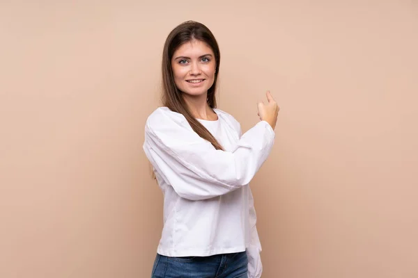 Jeune Fille Sur Fond Isolé Pointant Vers Arrière — Photo