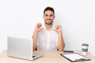 İş yerinde cep telefonu olan genç bir iş adamı gururlu ve kendini beğenmiş.