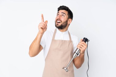 Beyaz arkaplanda izole edilmiş el blenderi kullanan bir adam işaret parmağıyla işaret etmek harika bir fikir.