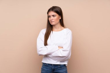 Karışık yüz ifadesi ile izole arka plan üzerinde genç kız