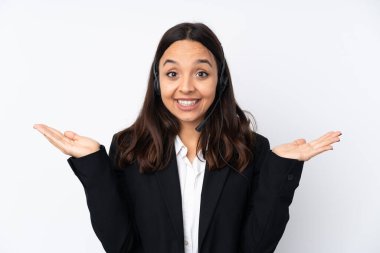 Genç pazarlamacı kadın beyaz arka planda izole edilmiş, şok olmuş bir yüz ifadesi var.