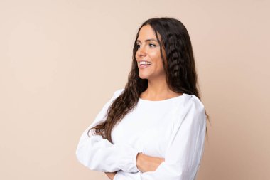 Izole arka plan üzerinde genç kadın yan bakıyor