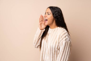 Izole arka plan üzerinde genç kadın lateral ağız geniş açık bağırarak