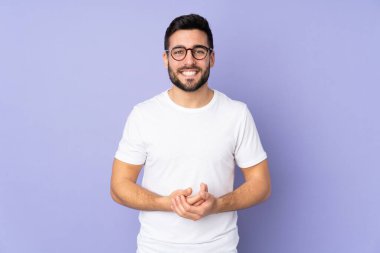 Kafkasyalı yakışıklı adam soyutlanmış arka planda gülüyor.