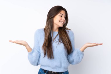 İki eliyle copyspace tutan izole beyaz arka plan üzerinde Genç kız