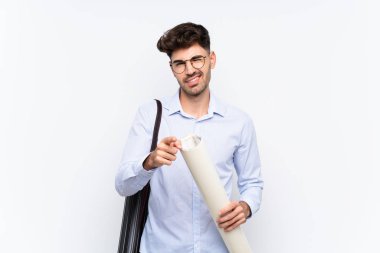 İzole edilmiş beyaz arka plan üzerindeki genç mimar seni işaret ediyor.