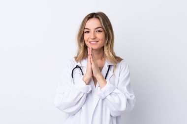 Soyutlanmış beyaz bir geçmişi olan genç bir kadın. Doktor önlüğü giyip yalvarıyor.