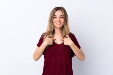 Yüzünde sürpriz ifade olan, izole edilmiş beyaz bir geçmişi olan genç kadın.