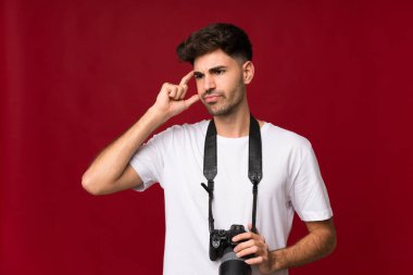 Profesyonel bir kamera ve düşünce gücüyle izole edilmiş genç bir adam