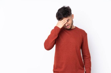 Arap yakışıklı bir adam, soyutlanmış, başı ağrıyormuş.