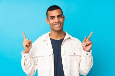 Genç Afrikalı Amerikalı bir adam izole edilmiş mavi arka plan harika bir fikre işaret ediyor.