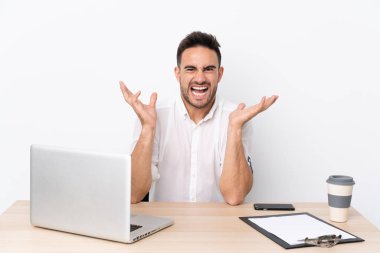 İş yerinde cep telefonu olan genç bir iş adamı mutsuz ve hayal kırıklığına uğramış.