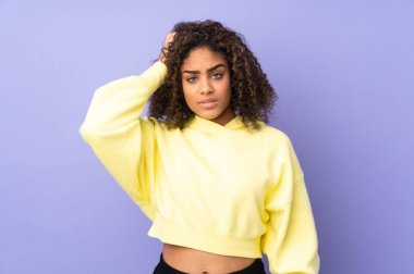 Genç Afrikalı Amerikalı bir kadın hayal kırıklığıyla izole edilmiş ve anlamamış.