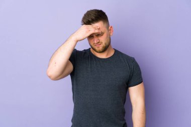 Başı ağrıyan, izole edilmiş Rus yakışıklı adam.