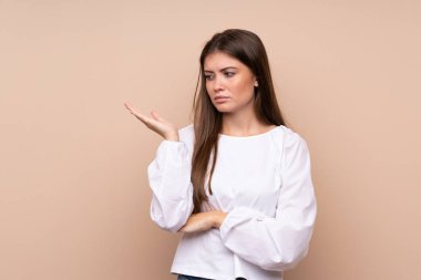 Bir şeyi anlamadığı için mutsuz olan izole edilmiş genç bir kız.