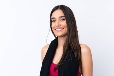 Spor havlusuyla izole edilmiş beyaz arka planı olan esmer bir kadın.