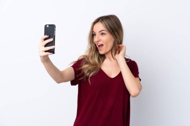 Genç kadın üzerinde izole beyaz arka plan yapma bir selfie