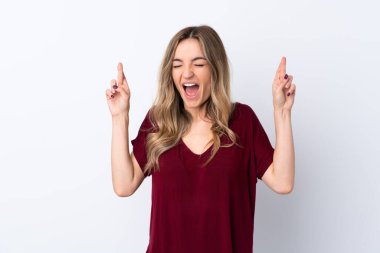 İzole edilmiş beyaz arka planı olan genç bir kadın.