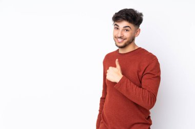Soyutlanmış geçmişi olan yakışıklı Arap bir adam iyi niyet göstergesi gösteriyor.