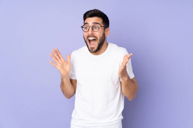 Kafkasyalı yakışıklı, yalıtılmış bir geçmişi var ve yüzünde sürpriz bir ifade var.