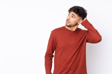 Soyutlanmış geçmişi olan yakışıklı Arap bir adam bir fikir düşünüyor.