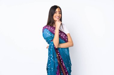 Genç Hintli kadın beyaz arka planda izole edilmiş gülümsüyor