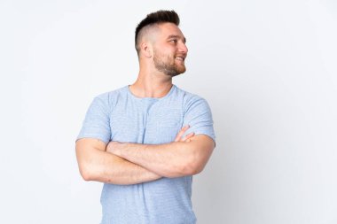 Soyutlanmış, kolları bağlı ve mutlu Rus yakışıklı bir adam.