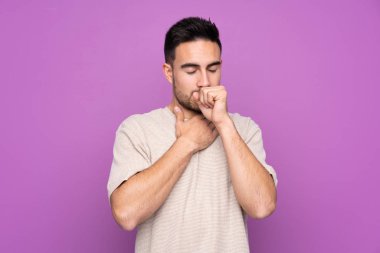 Soyutlanmış mor bir geçmişi olan yakışıklı genç adam öksürük ve kötü hissetmekten muzdarip.