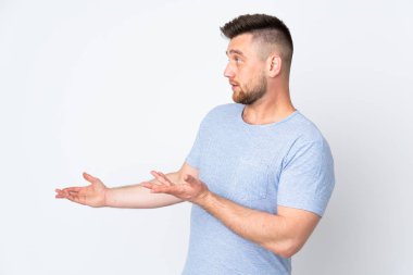 Yalıtılmış arka planda kalan yakışıklı Rus bir adam. Sürpriz bir yüz ifadesi var.